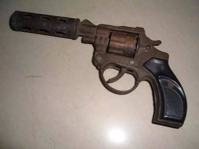新澳今晚特9点30开什么和旧玩具枪射出真子弹与
