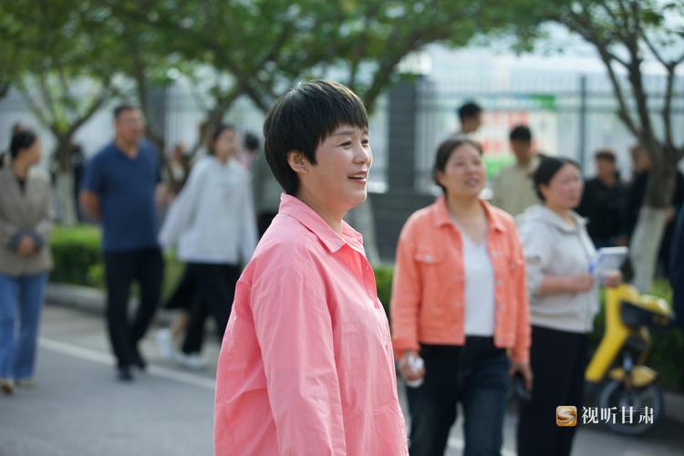 新港澳彩开奖号码记录和考生爸爸穿旗袍送考与考生爸爸穿旗袍送考生礼物
